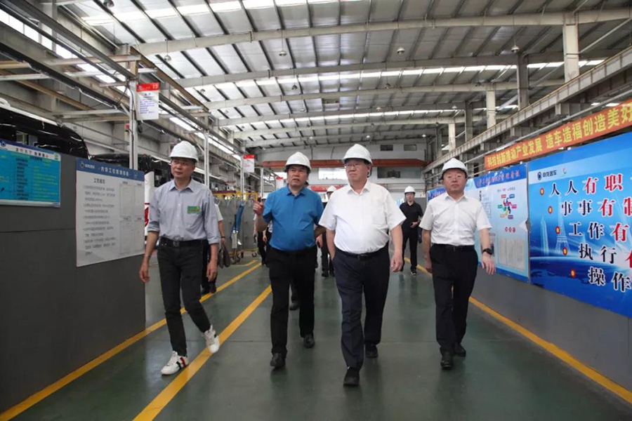 2021年6月7日山東省菏澤市人大常委會主任、黨組書記尹玉明、菏澤市政府副市長曹升靈等一行蒞臨上海申龍考察調(diào)研